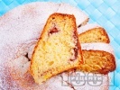 Рецепта Класически пухкав домашен  кекс / сладкиш с кисело мляко и пълнеж от ягодов конфитюр (или сладко)